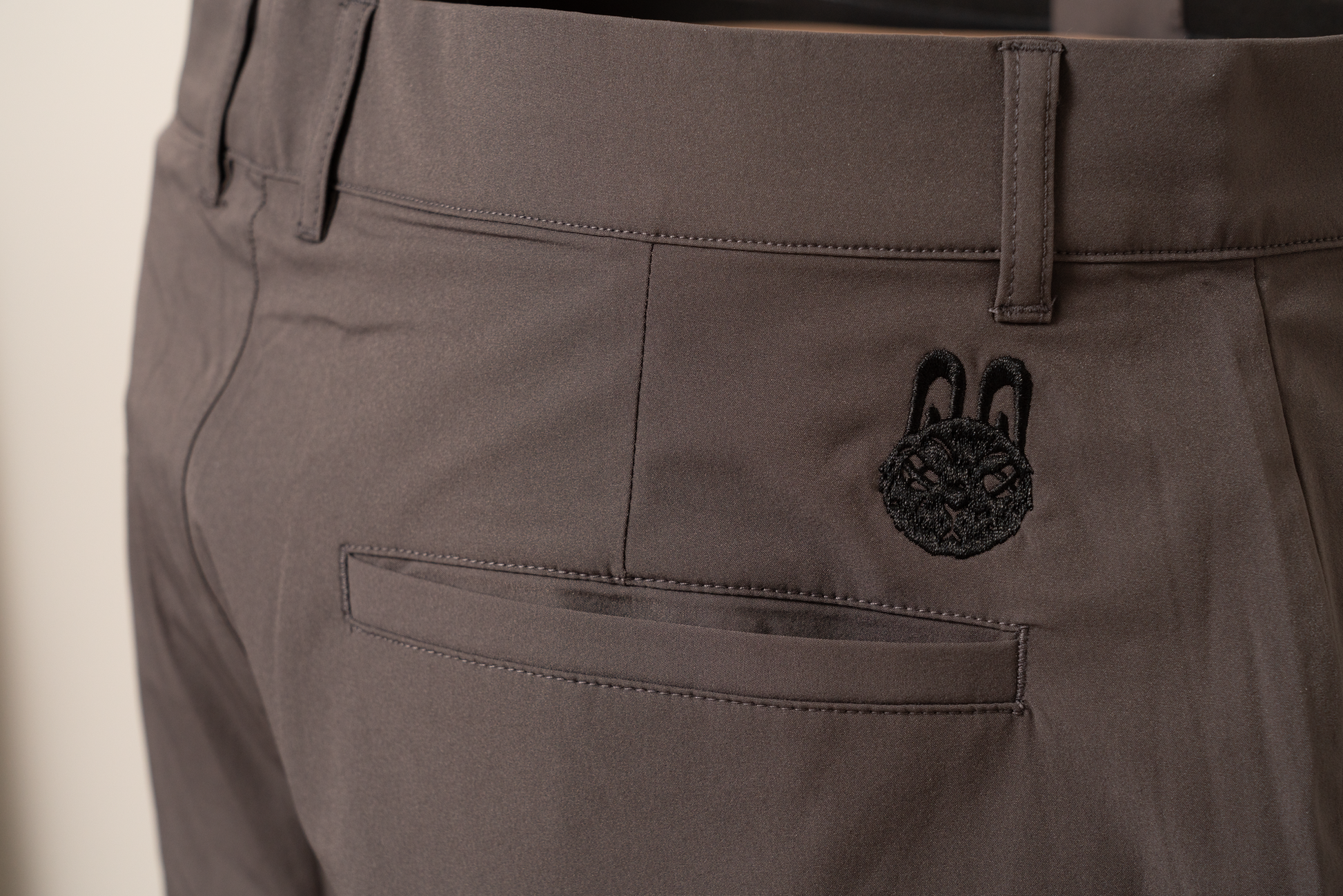 Close-up of The Mulligan Grays golf joggers’ rear pocket and stretch fabric for flexibility and comfort during play